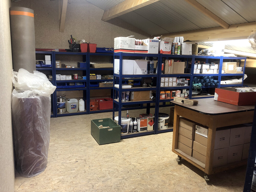 Un grand espace mezzanine dédié au stockage des fournitures